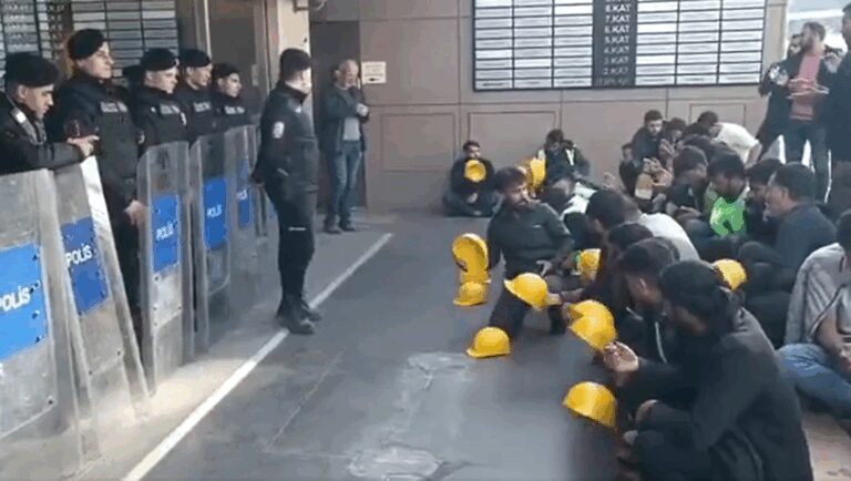 haciosmanoglunun-kapisinda-yattilar-haklarimizi-alana-kadar-direnecegiz-OrUbV542.jpg