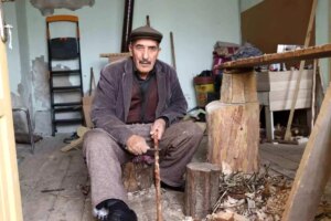 79 yasindaki adamin tahta ile hayat mucadelesi vk2FvrCN.jpg