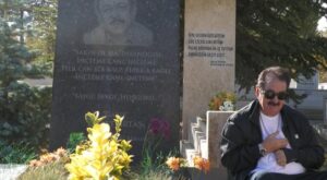 ibrahim tatlises neset ertasin mezarini ziyaret etti 2N6JDeC9.jpg
