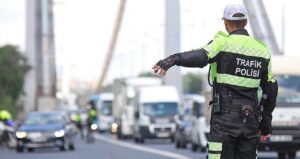 meclisin masasinda trafik kurallari var araba sattiracak cezalar kapida vpAZ9rmv.jpg